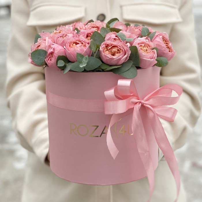 Розовая пионовидная роза Джульетта с эвкалиптом в коробке